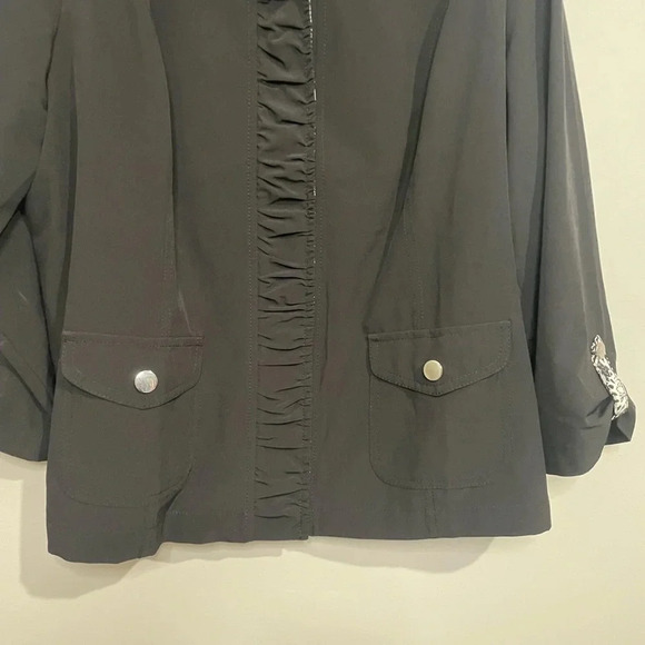 Zenergy by Chico’s Black Zipper Front Jacket with Contrast Floral Lining - Picture 3 of 9